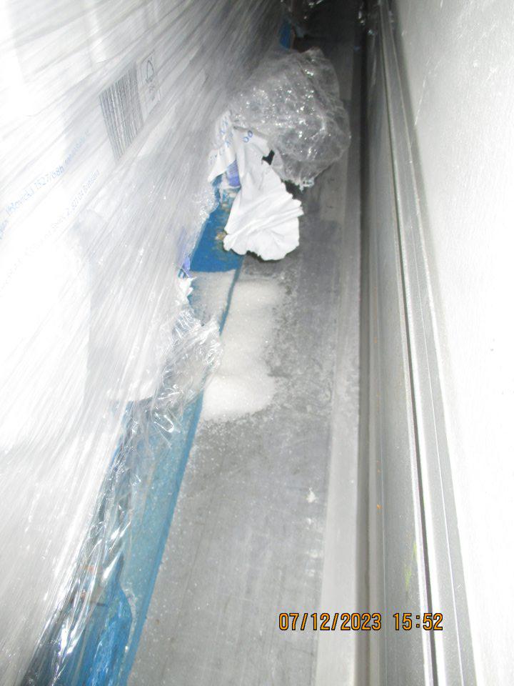 V zázemí prevádzky sa na paletách s uloženou spotrebiteľsky balenou múkou a cukrom nachádzali poškodené a rozsypané balenia