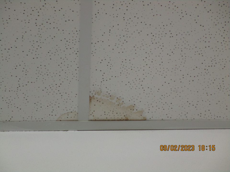 V zázemí v časti označenej ako spotrebný materiál s uloženými prostriedkami na umývanie v ľavej časti na strope zamoknuté 3 kusy podhľadových kaziet