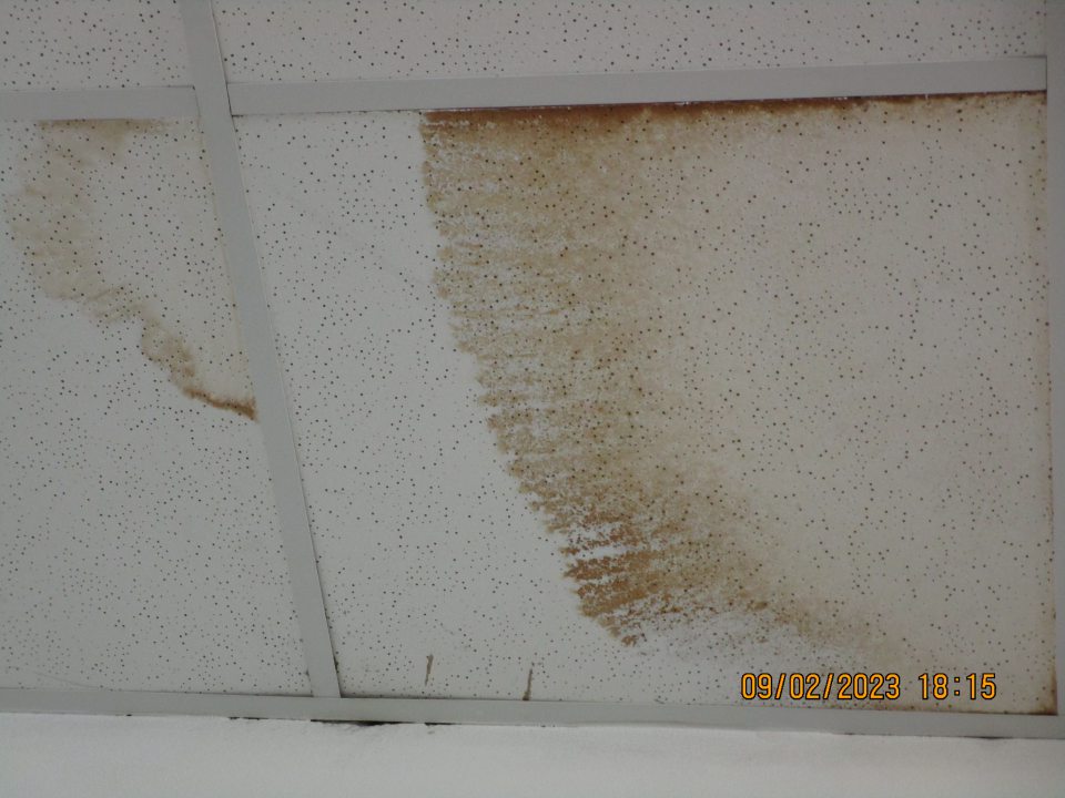 V zázemí v časti označenej ako spotrebný materiál s uloženými prostriedkami na umývanie v ľavej časti na strope zamoknuté 3 kusy podhľadových kaziet