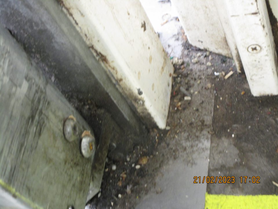 v sklade za dverami pri vstupe do predajne výskyt nečistôt pri kovovej zárubni na podlahe -pri chladiacich boxoch okolo kovových stĺpikoch z oboch strán skorodovaná časť a výskyt nečistôt na podlahe - v