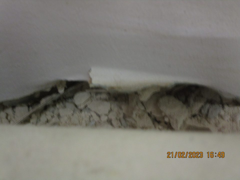 v zázemí prevádzky v časti odpisov a za rizikovou klietkou na 4 miestach poškodená omietka na stene