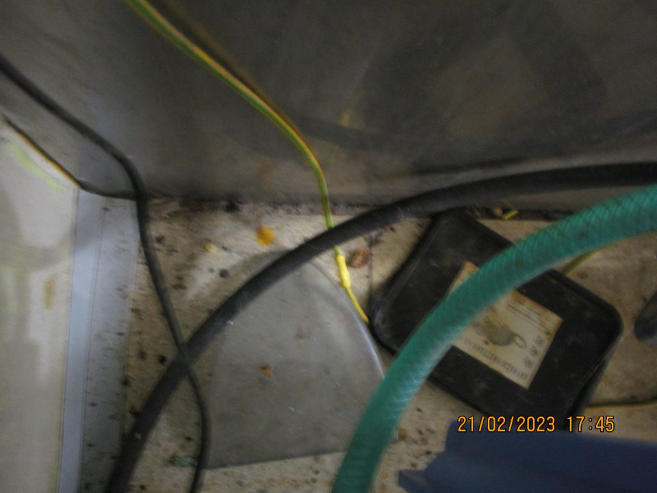  v časti minipekárne vzadu za pecou na dopek hlbokozmrazených polotovarov výskyt plastov, deratizačnej staničky, zvyšky z pekárenských polotovarov, prach, nečistoty a pavučiny