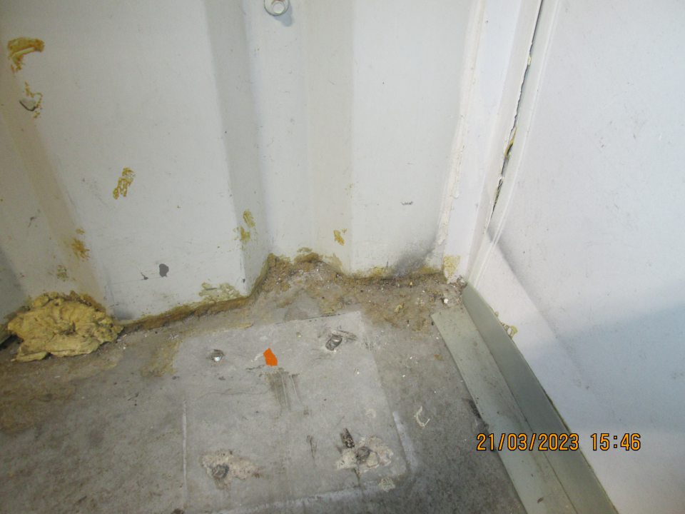 V kúte pri kafilerickom boxe zistený nános špiny a nečistôt.