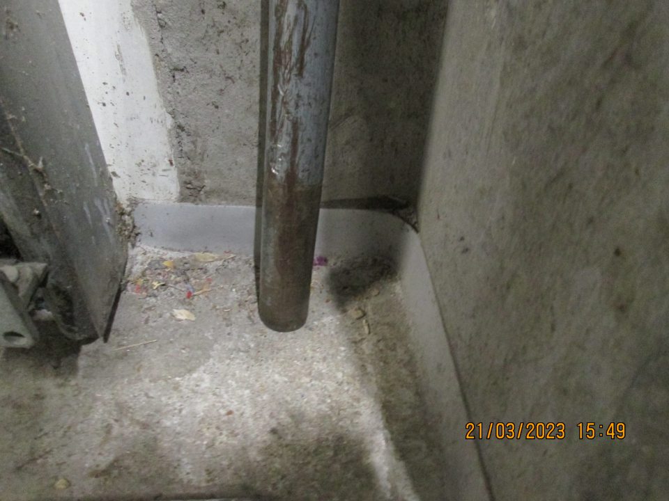 Pri príjmovej rampe, na podlahe v blízkosti  stĺpa zistený nános nečistôt.