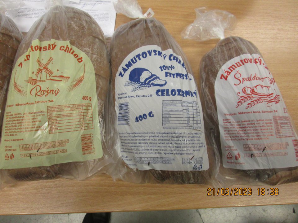 Namiesto dátumu minimálnej trvanlivosti uvedený dátum spotreby - 3 rôzne druhy Zámutovského chleba.