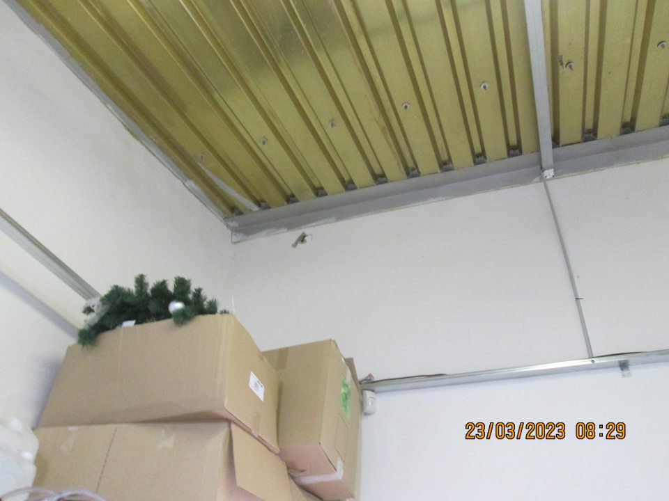 V skladovacích priestoroch určených na uloženie prázdnych fliaš nad vstupnými dverami poškodený hygienický náter a omietka s výtlkom diery.