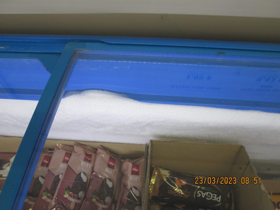 Výskyt hrubej vrstvy námrazy, hrúbka cca 5 cm vnútornej časti mraziaceho zariadenia na predajnej ploche určeného na uskladnenie mrazených krémov.