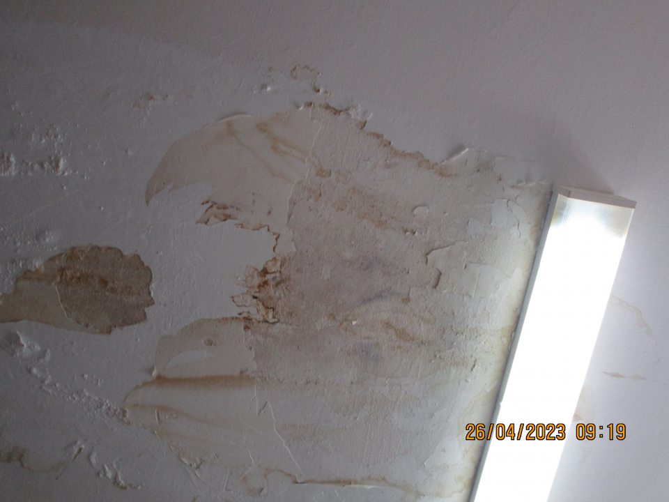 v zázemí prevádzky na prechodovej chodbe, slúžiacej ako sklad potravín a v sklade zamoknutý a zaplesnivelý strop na viacerých miestach 