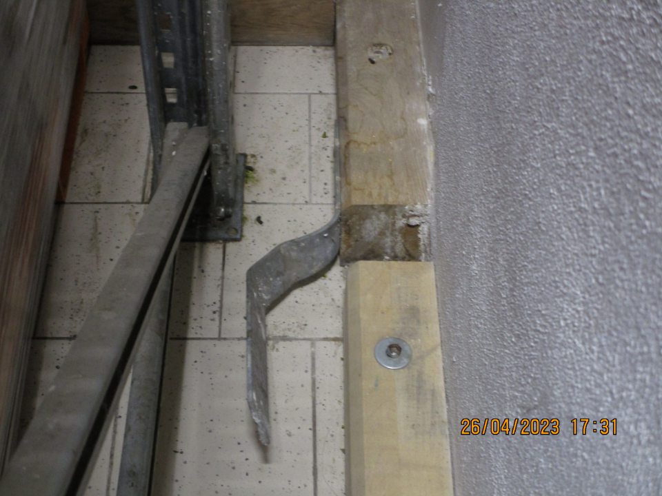 v zázemí odtrhnutá kovvá lišta, znečistená podlaha šupkami z cibule a nánosy špiny - v kafilerickej časti znečistená podlaha špinou a kúskami kartónov