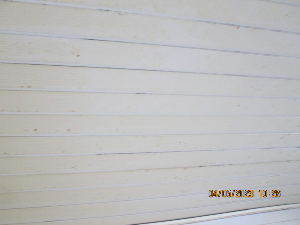 Výrobňa jemného pečiva PVC strop znečistený prachom, mastnotou a špinou. 