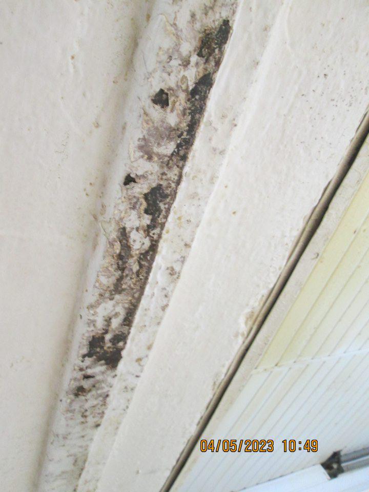 Prechod medzi výrobňou jemného pečiva a výrobňou chleba výskyt korózie kovového prekladu.