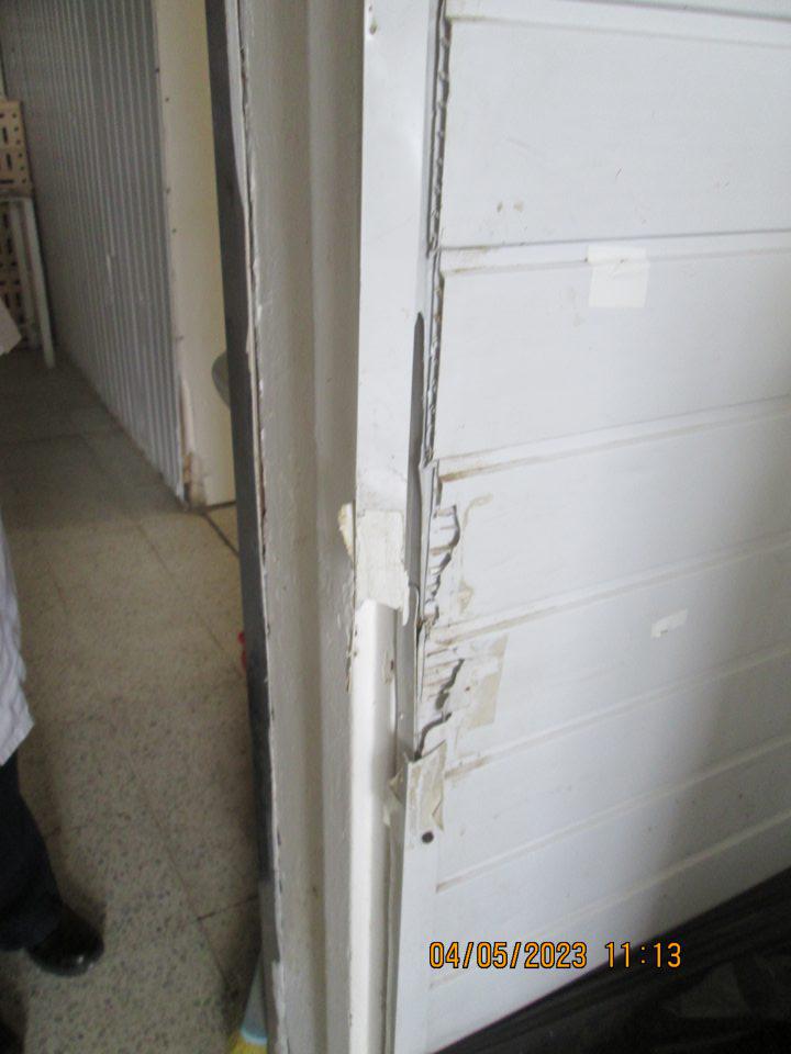 Časť balenia finálnych výrobkov poškodená stena a roh.