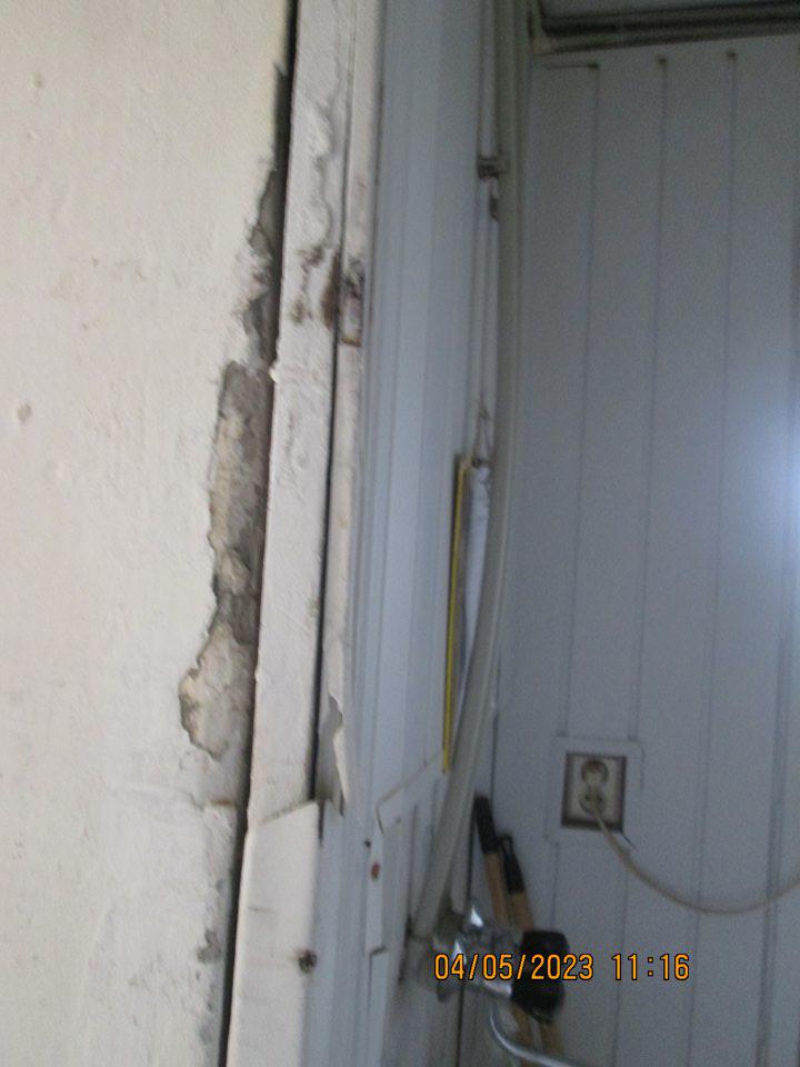 Zárubňa rohu dverí do expedičnej časti poškodená.