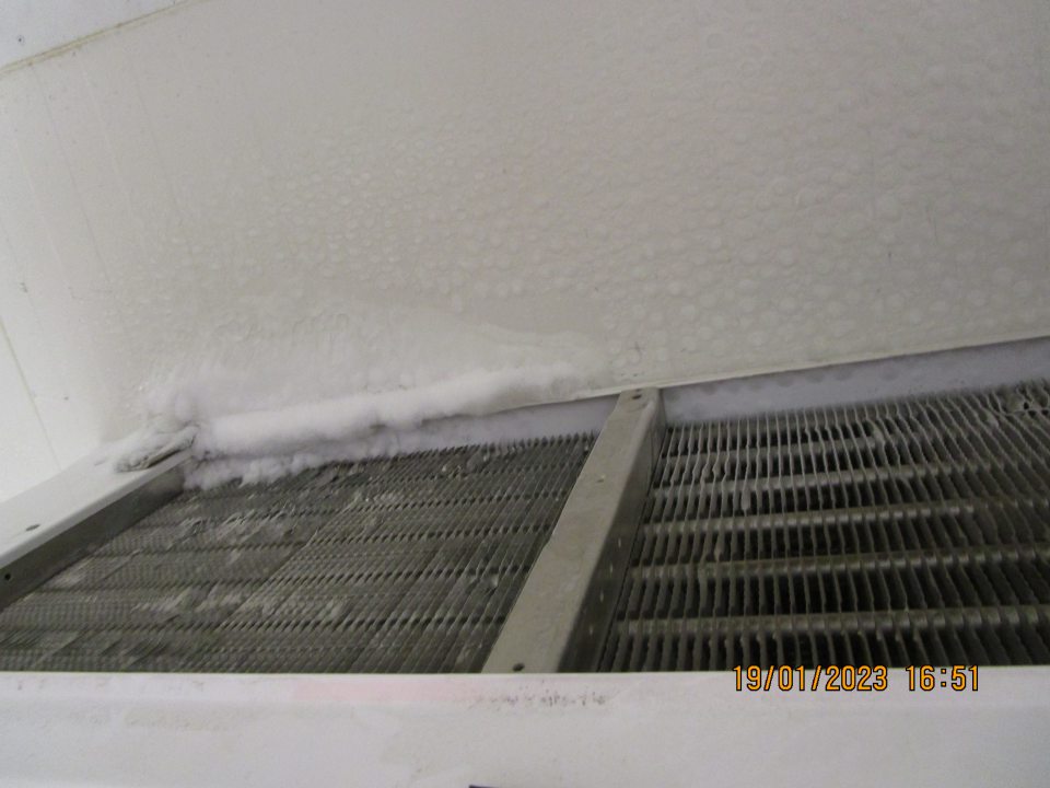 V zázemí v mraziacom boxe výskyt námrazy a kondenzu