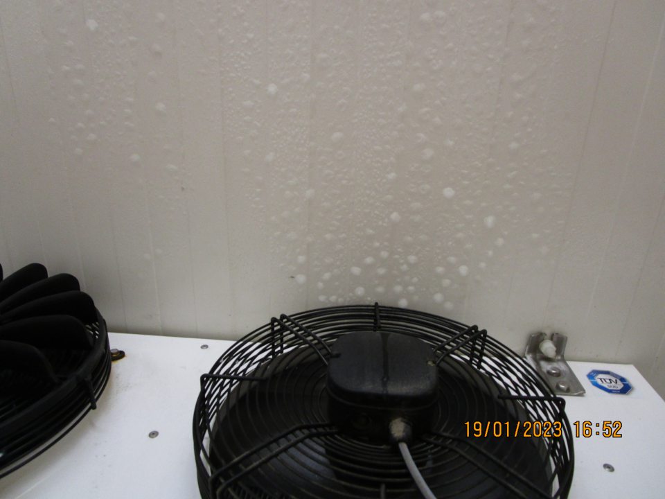 V zázemí v mraziacom boxe výskyt námrazy a kondenzu