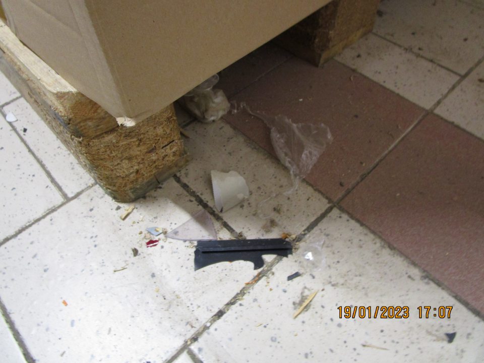 V technickej časti za paletou na podlahe nános špíny a nečistôt