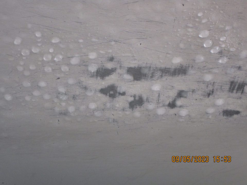 v zázemí v mraziacom boxe na uskladnenie hlbokozmrazených pekárenských polotovarov výskyt kondenzu vo vrchnej časti na strope