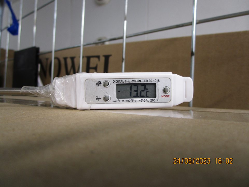 zázemie: - v mraziacom boxe na uskladnenie hlbokozmrazených polotovarov bola nameraná teplota o 16,02 hod. -13,2°C a o 18,30 hod. -12,4 °C ( výrobca deklaruje teplotu skladovania -18 °C a nižšie), digitálny teplomer na displeji mraziaceho boxu zobrazoval teplotu -14°C a -11°C