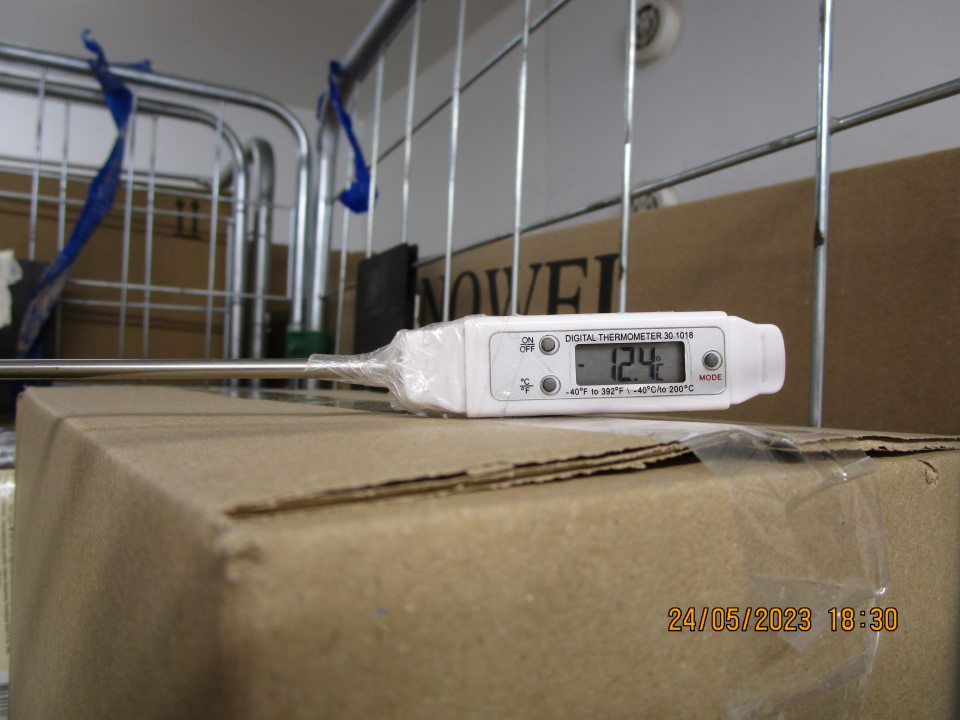 zázemie: - v mraziacom boxe na uskladnenie hlbokozmrazených polotovarov bola nameraná teplota o 16,02 hod. -13,2°C a o 18,30 hod. -12,4 °C ( výrobca deklaruje teplotu skladovania -18 °C a nižšie), digitálny teplomer na displeji mraziaceho boxu zobrazoval teplotu -14°C a -11°C