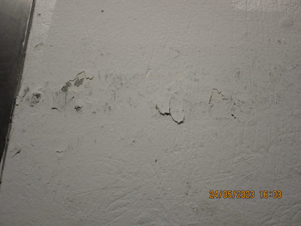 zázemie: -pri mraziacom boxe s uskladnenými hlbokozmrazenými polotovarmi z vonkajšej časti na kamennom stĺpiku poškodený hygienický náter o rozsahu cca 20cm x 5cm a v spodnej časti znečistený hygienický náter a nános nečistôt