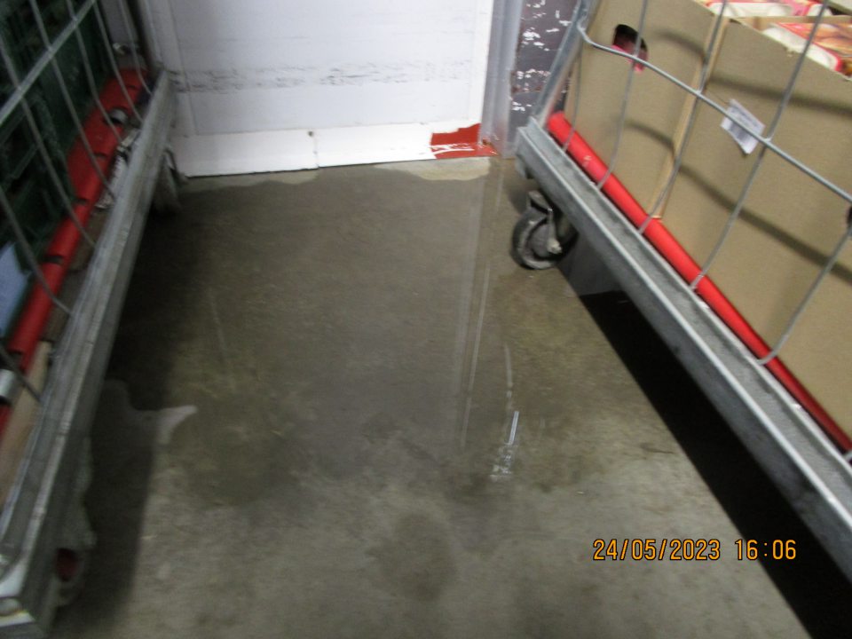 v chladiacom boxe s uskladnenými mliečnymi, mäsovými výrobkami, chladenou hydinou a zeleninou pod chladiacim telesom s ventilátorom na prúdenie vzduchu vytečená voda na podlahe o rozsahu cca 80cm x 70cm