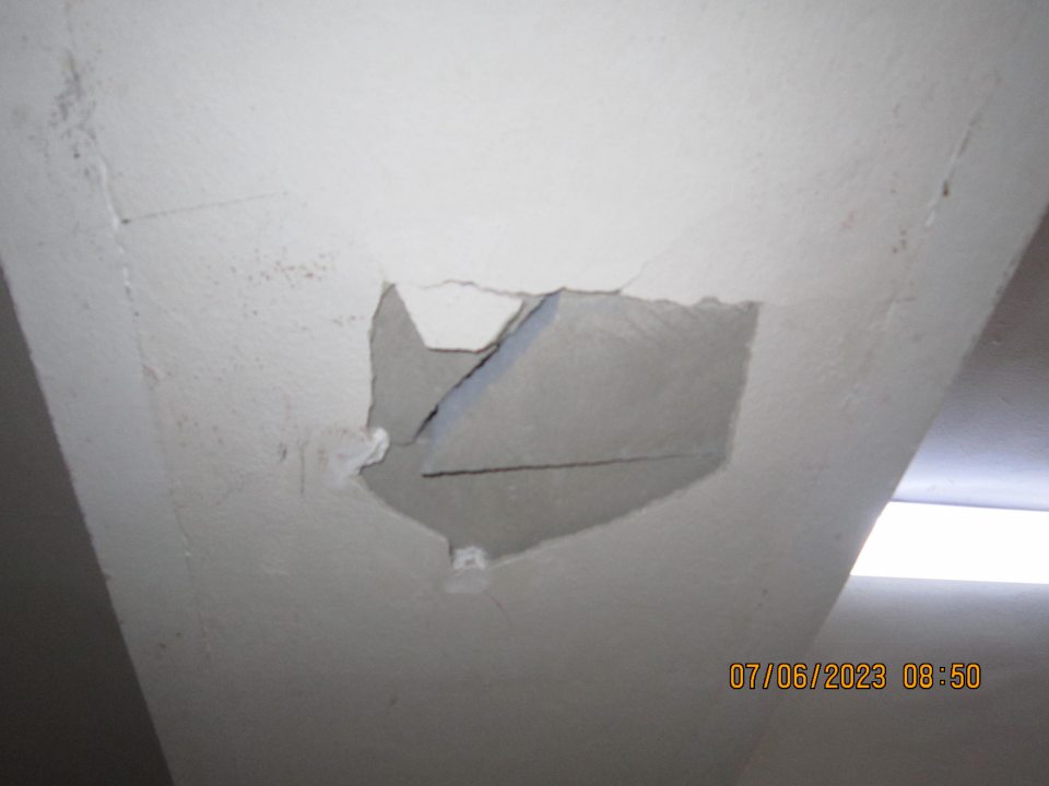 Výskyt výtlku v strope v expedičnej časti.