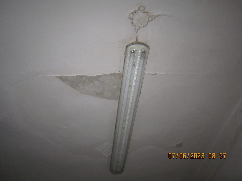 Výskyt výtlkov v strope v časti balenia.