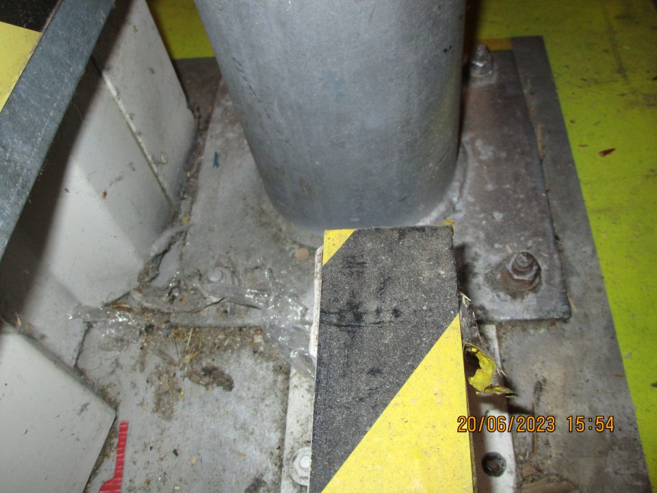 Zázemie prevádzky: - vľavo od vstupu do skladových priestorov pri kovovom stlpiku nános prachu, nečistôt 