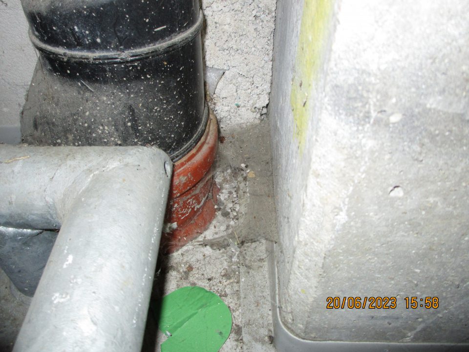 pri stojane s označením sezónna regálovina vpravo za stĺpikom nános špiny, nečistôt, pavučín a drevených úlomko