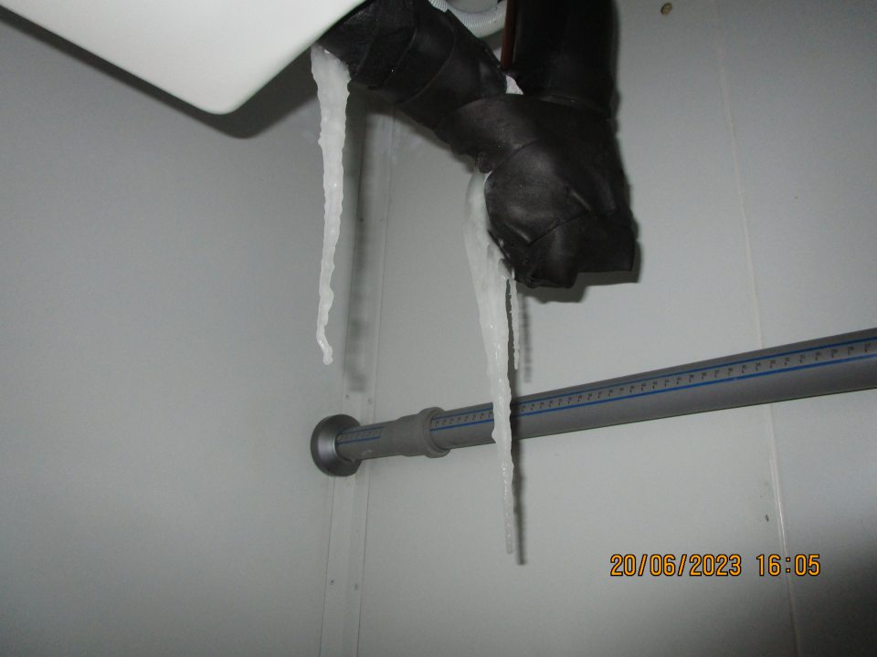 v zázemí v mraziacom boxe s uskladnenými hlbokozmrazenými pekárenskými polotovarmi námraza pod výparníkom v spodnej časti