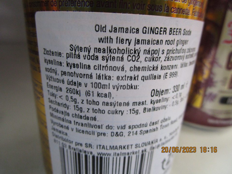 nedostaky zistené v označovaní u 1 druhu výrobku: -Old Jamaica Ginger Beer nesýtený nealkoholický nápoj s príchuťou zázvoru 330 ml v celkovom množstve 11,2 l a v celkovej predajnej cene 67,66 € bola uvedená ne etikete v zložení skratka zložky chemická konzerv. látka: benzoan sodný