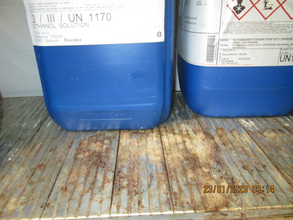 arómy, ktoré sa používajú vo výrobnom procese a nachádzali sa v prípravovni surovín, uložené na kovovej polici s výskytom korózie