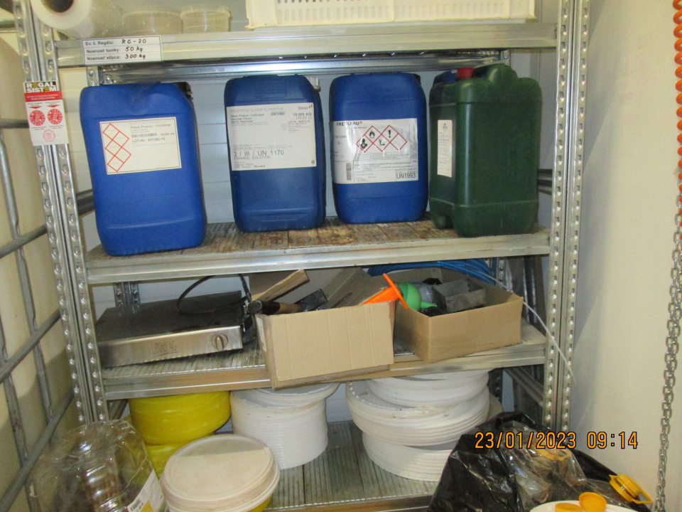 arómy, ktoré sa používajú vo výrobnom procese a nachádzali sa v prípravovni surovín, uložené na kovovej polici s výskytom korózie