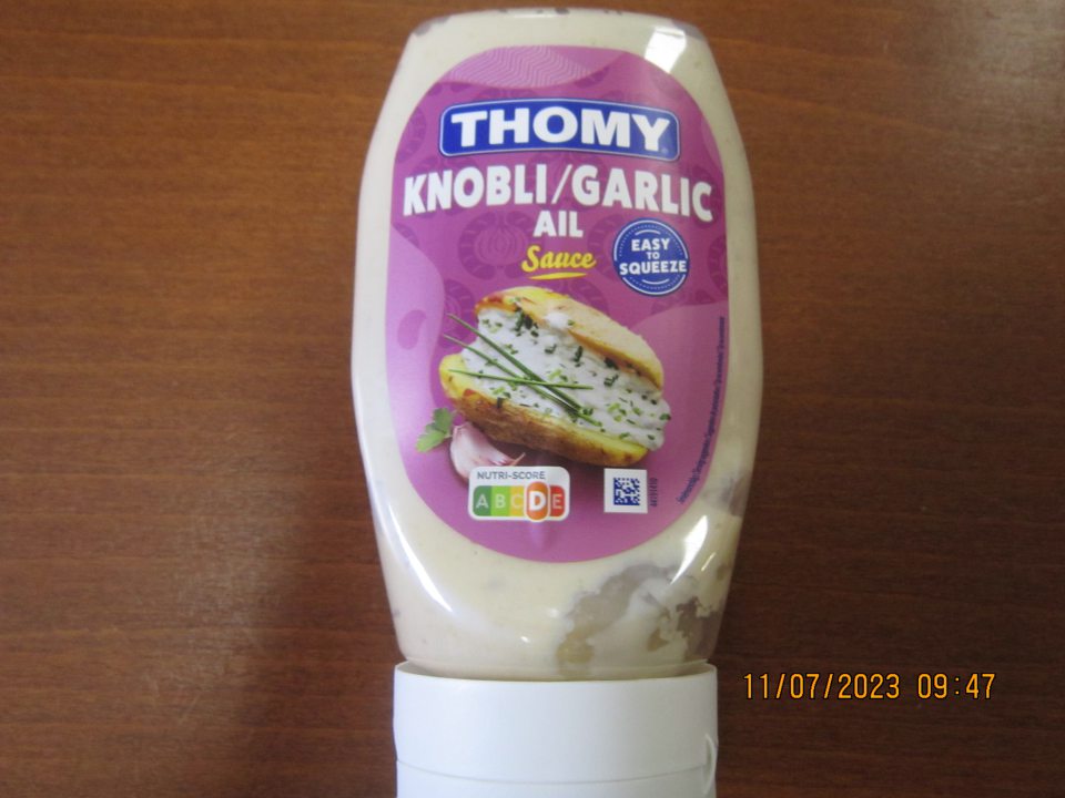 Thomy Knobli garlic ail Sauce na duchutenie pokrmov - omáčka s cesnakom studená omáčka THOMY, hmotnosť 300 ml, DMT: 26.10.2023(R), označenie dávky: 30890335C, výrobca: Nestle Polska S.A., Oddzial w “Kaliszu ul. Lodzka 153 62-800 Kalisz Poľsko, krajina pôvodu: Poľsko, ktorá bola úradne odobratá na stanovenie parametru označenie - veľkosť písma, čitateľnosť, zreteľnosť. Vzorka vo vyšetrovanom parametri označenie - posúdená čitateľnosť a stredná výška písma povinných údajov v označení potraviny nie je v zhode s článkom 13, odstavec 1. a 2. NARIADENIA EURÓPSKEHO PARLAMENTU A RADY (EÚ) č.1169/2011 z 25. októbra 2011 o poskytovaní informácií o potravinách spotrebiteľom pre nezaistenie ľahkej a zrozumiteľnej čitateľnosti. Zistená stredná výška písma je 1,0 mm, najväčšia plocha obalu bola stanovená ako 40% výšky balenia výrobku x obvod okrem vrchnej časti, spodnej časti, prehybov a trdla obalu a je väčšia ako 80 cm2, požadovaná stredná výška písma musí byť väčšia alebo rovná 1,2 mm.