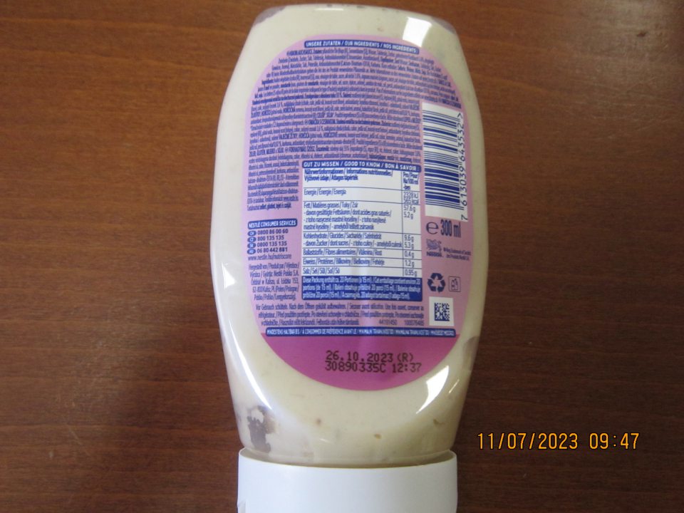 Thomy Knobli garlic ail Sauce na duchutenie pokrmov - omáčka s cesnakom studená omáčka THOMY, hmotnosť 300 ml, DMT: 26.10.2023(R), označenie dávky: 30890335C, výrobca: Nestle Polska S.A., Oddzial w “Kaliszu ul. Lodzka 153 62-800 Kalisz Poľsko, krajina pôvodu: Poľsko, ktorá bola úradne odobratá na stanovenie parametru označenie - veľkosť písma, čitateľnosť, zreteľnosť. Vzorka vo vyšetrovanom parametri označenie - posúdená čitateľnosť a stredná výška písma povinných údajov v označení potraviny nie je v zhode s článkom 13, odstavec 1. a 2. NARIADENIA EURÓPSKEHO PARLAMENTU A RADY (EÚ) č.1169/2011 z 25. októbra 2011 o poskytovaní informácií o potravinách spotrebiteľom pre nezaistenie ľahkej a zrozumiteľnej čitateľnosti. Zistená stredná výška písma je 1,0 mm, najväčšia plocha obalu bola stanovená ako 40% výšky balenia výrobku x obvod okrem vrchnej časti, spodnej časti, prehybov a trdla obalu a je väčšia ako 80 cm2, požadovaná stredná výška písma musí byť väčšia alebo rovná 1,2 mm.