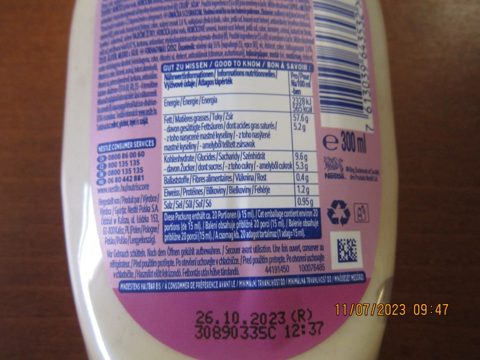 Thomy Knobli garlic ail Sauce na duchutenie pokrmov - omáčka s cesnakom studená omáčka THOMY, hmotnosť 300 ml, DMT: 26.10.2023(R), označenie dávky: 30890335C, výrobca: Nestle Polska S.A., Oddzial w “Kaliszu ul. Lodzka 153 62-800 Kalisz Poľsko, krajina pôvodu: Poľsko, ktorá bola úradne odobratá na stanovenie parametru označenie - veľkosť písma, čitateľnosť, zreteľnosť. Vzorka vo vyšetrovanom parametri označenie - posúdená čitateľnosť a stredná výška písma povinných údajov v označení potraviny nie je v zhode s článkom 13, odstavec 1. a 2. NARIADENIA EURÓPSKEHO PARLAMENTU A RADY (EÚ) č.1169/2011 z 25. októbra 2011 o poskytovaní informácií o potravinách spotrebiteľom pre nezaistenie ľahkej a zrozumiteľnej čitateľnosti. Zistená stredná výška písma je 1,0 mm, najväčšia plocha obalu bola stanovená ako 40% výšky balenia výrobku x obvod okrem vrchnej časti, spodnej časti, prehybov a trdla obalu a je väčšia ako 80 cm2, požadovaná stredná výška písma musí byť väčšia alebo rovná 1,2 mm.