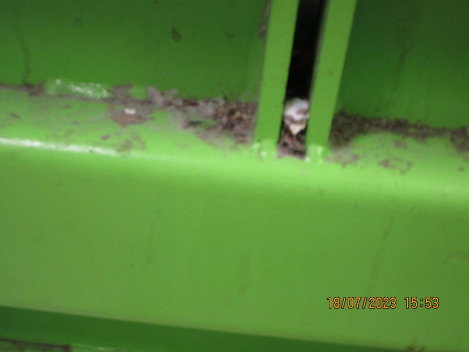 Zariadenie na lisovanie obalového materiálu na povrchu znečistené silným nánosom prachu a nečistôt