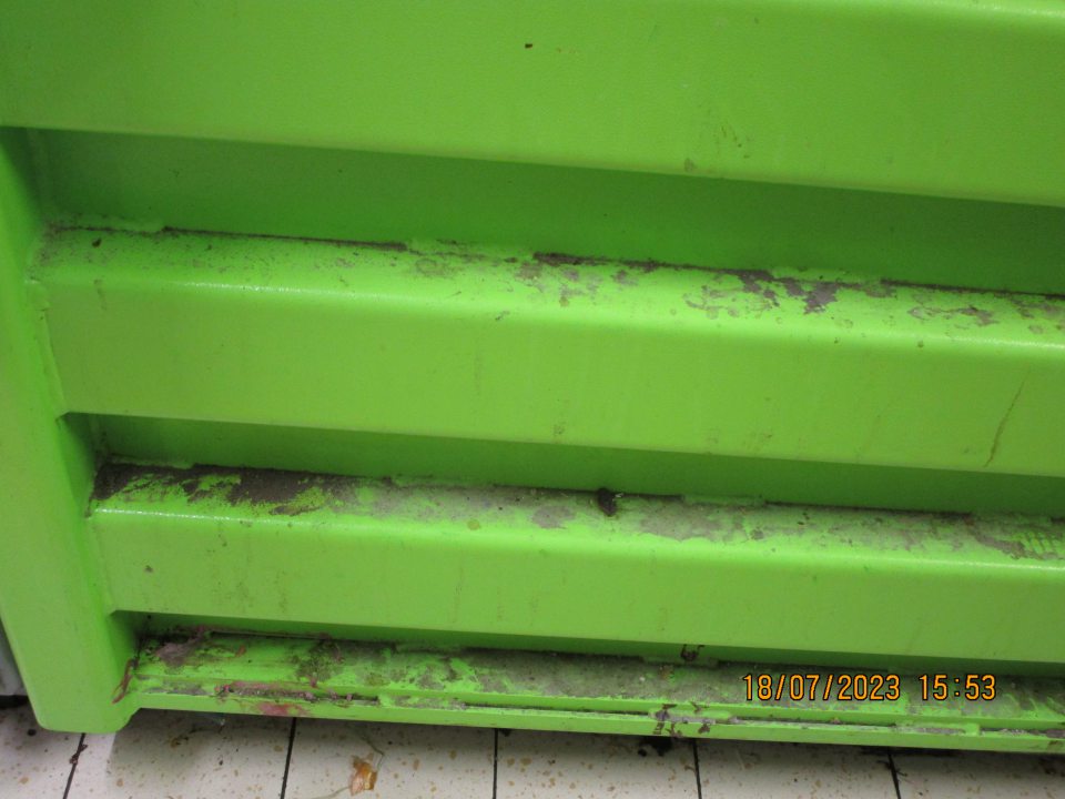 Zariadenie na lisovanie obalového materiálu na povrchu znečistené silným nánosom prachu a nečistôt