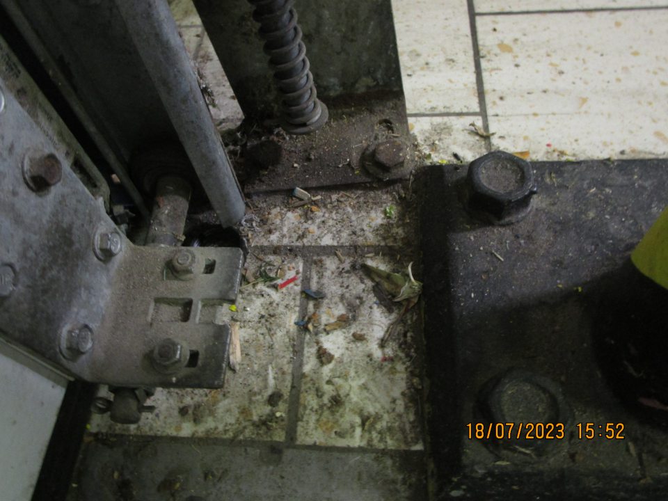 Zariadenie na lisovanie obalového materiálu na povrchu znečistené silným nánosom prachu a nečistôt