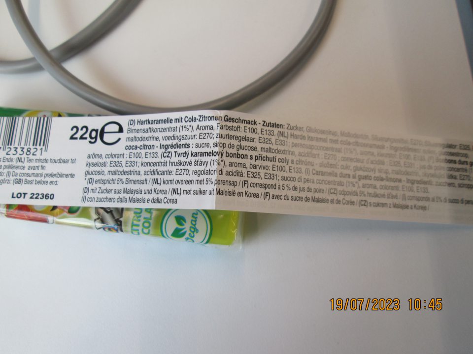 Tvrdý karamelový bonbon s příchutí coly a citronu 22g, DMT: 12.2025 LOT 22360, distributor Ausome Parales 2014 S.L.U. EORII Number: ESB 66178286 Passatge Sant Josep, 12, 08810 Sant Pere de Ribes Spain, Made in China - potraviny nebola označená požadovanými údajmi v štátnom jazyku.