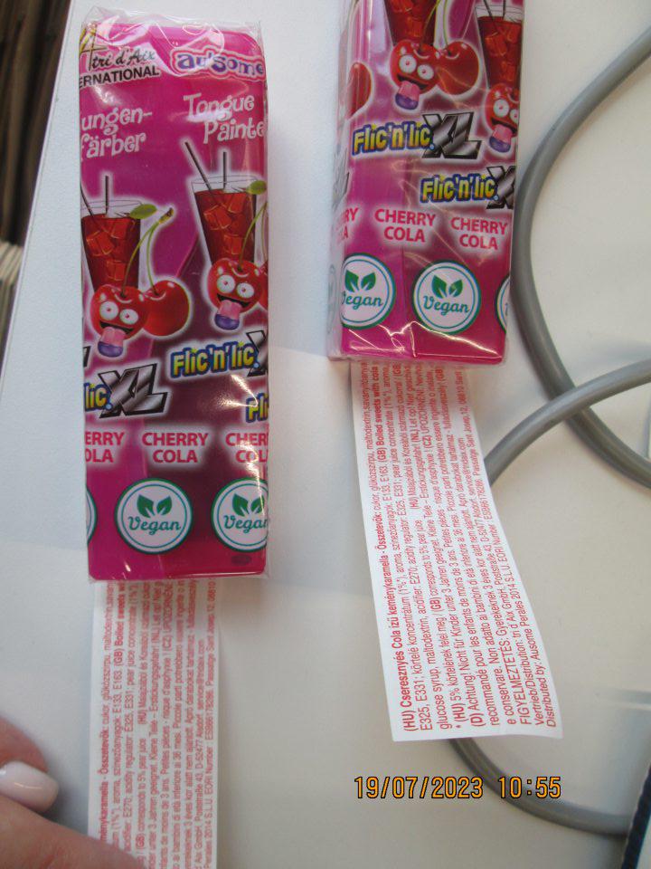 Tvrdý karamelový bonbon s příchutí coly a třešní 22g, DMT: 12.2025 LOT 22360, distributor Ausome Parales 2014 S.L.U. EORII Number: ESB 66178286 Passatge Sant Josep, 12, 08810 Sant Pere de Ribes Spain, Made in China - potraviny nebola označená požadovanými údajmi v štátnom jazyku.
