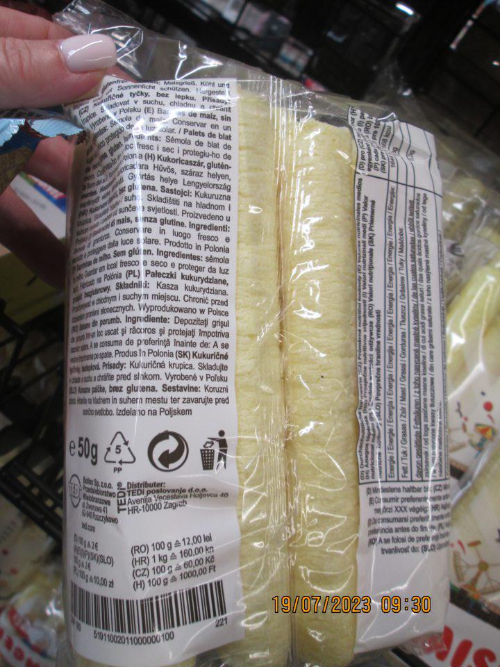 Kukuričné tyčinky bezlepkové 50g, DMT: dátum nie je čitateľný, distribútor: TEDI poslovanje d.o.o. Avenija Veceslava Holjevca 40 HR-10000 Zagreb - dátum minimálnej trvanlivosti nečitateľný( údaj nebol ľahko viditeľný a čitateľný, bol rozmazaný).