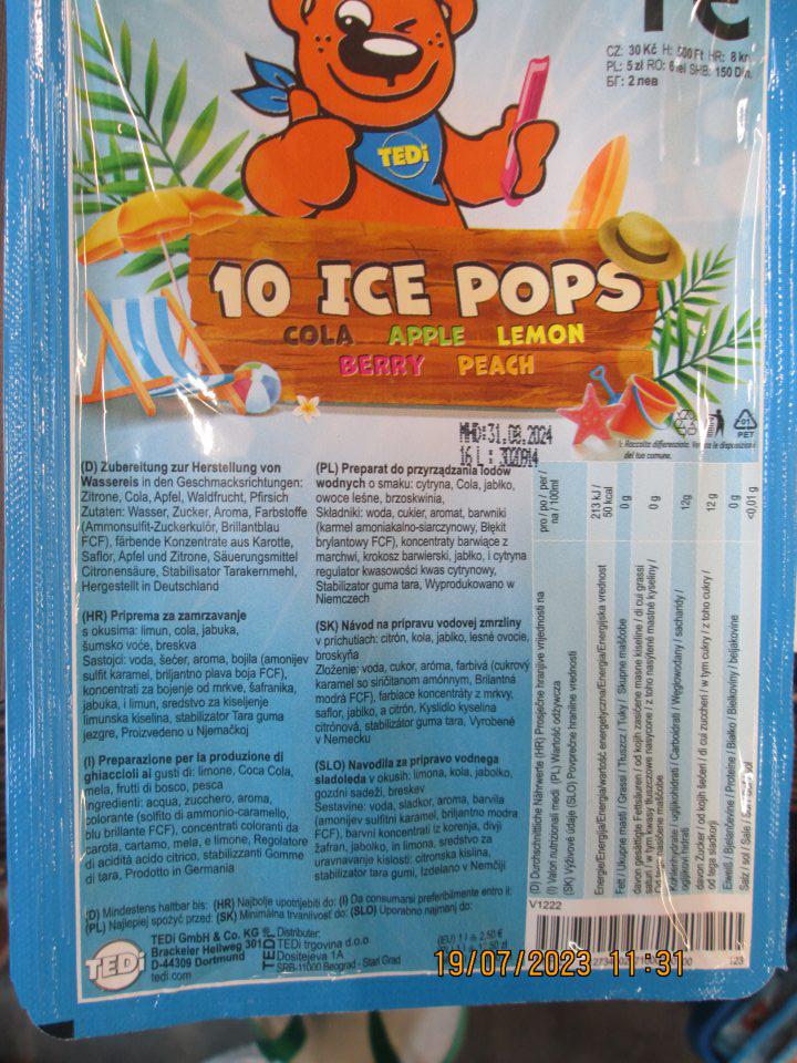 10 ICE POPS Cola APPLE LEMON BERRY PEACH 10x40 ml 400ml, SK. Na obale deklarované ,,Návod na prípravu vodovej zmrzliny v príchutiach citrón, kola, jablko, lesné ovocie, broskyňa. Zloženie: voda, cukor aróma, farbivá (cukrový karamel so siričitanom amónnym. Brilantná modrá FCF) farbiace koncentráty z mrkvy, saflor, jablko a citrón, Kyslidlo kyselina citrónová, stabilizátor guma tara. Vyrobené v Nemecku´´Chýba však samotný uvedený návod na použitie - daný návod na použitie sa nenachádza vôbec na celom obale potraviny ani na samostatných baleniach jednotlivých balení vo vnútri spotrebiteľského balenia -potraviny, nie je ani vyobrazený obrázkom.