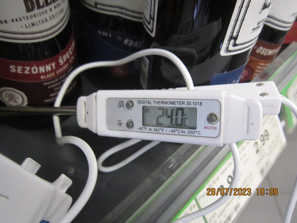 nedodržané podmienky skladovania deklarované výrobcom na obale NESTVILLE BEER Black Cherry 15% spodné kvasené pivo nepasterizované, nefiltrované. Výrobca deklaruje podmienky skladovania od +2 do +6 C, výrobok uložený na predajnej ploche pri teplote +24 C a +23,9 C.