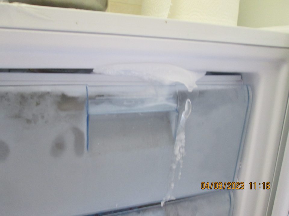 hruba vrstva námrazy v mraziacom zariadení slúžiacom na uskladnenie suroviny-hlbokozmrazené ovocie