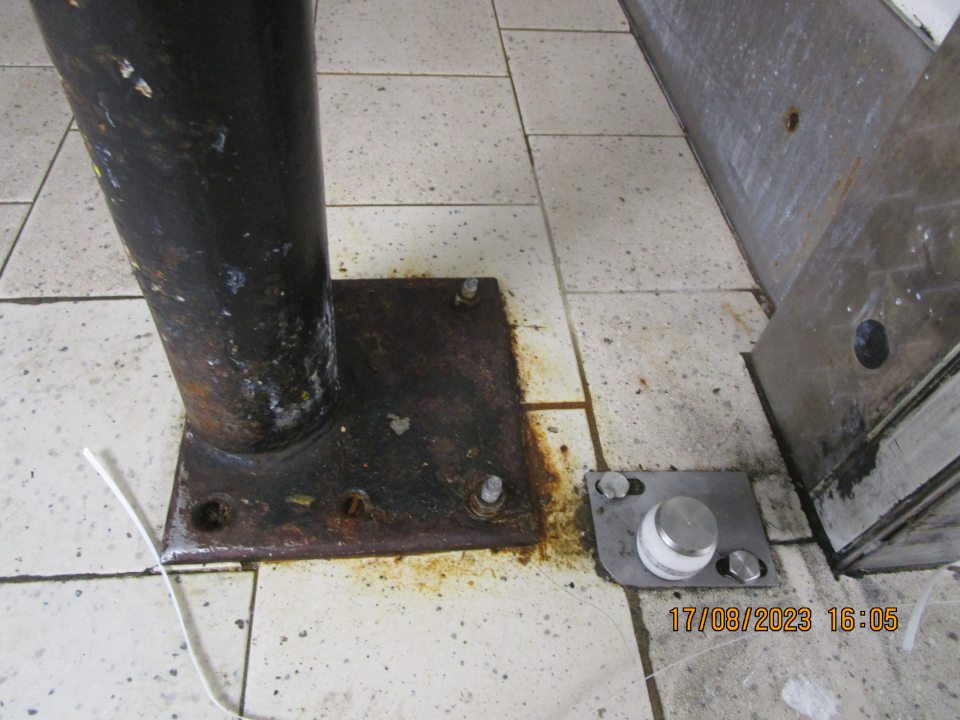 Pred vstupom do mraziaceho boxu s uskladnenými hlbokozmrazenými pekárenskými polotovarmi pri kovovom stĺpiku zistený výskyt korózie. 