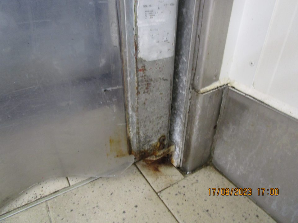  Pri vstupe do chladiaceho boxu v dolnej časti poškodený termozáves a výskyt korózie v dolnej časti kovovej zárubne.