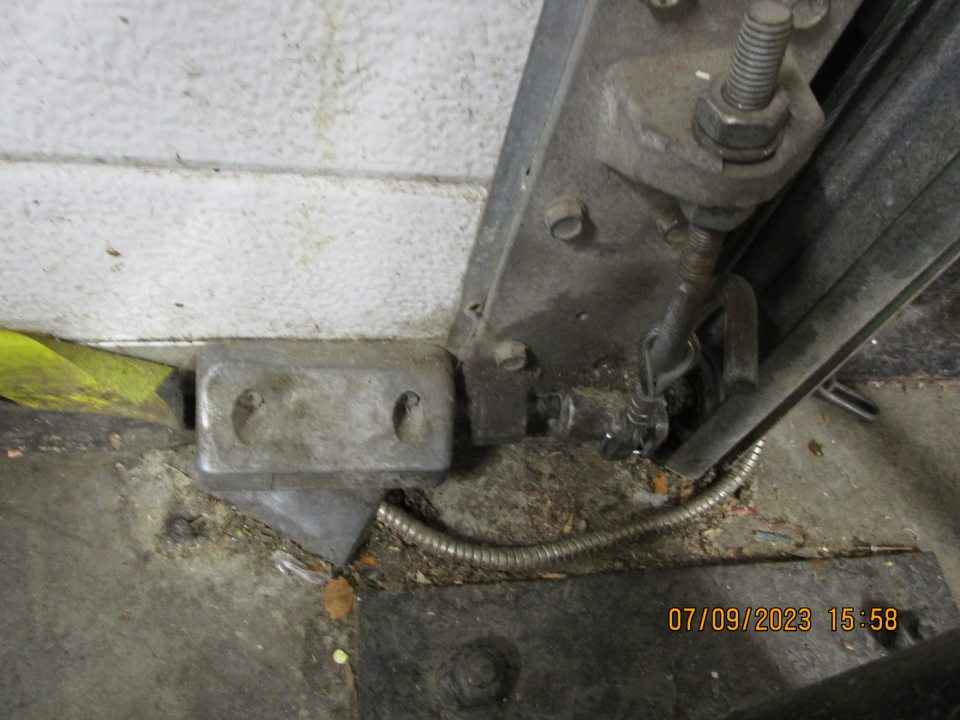  V zázemí: - pri príjmovej rampe vpravo za kovovými stĺpikom hrubým nánosom prachu, špiny a nečistôt 