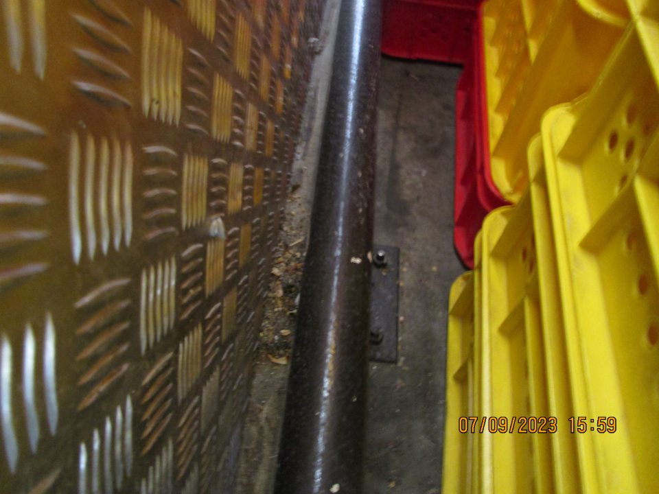 za prepravkami slúžiacími na uskladnenie a prepravu pečiva nános zvyškov pečiva, špiny a nečistôt