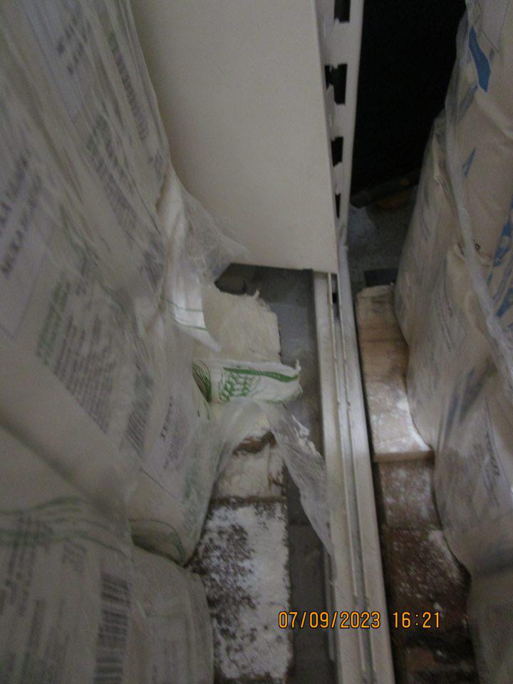 Predajna plocha: - na palete s uskladnenou hladkou múkou sa nachádza poškodené spotrebiteľské balenie, ktorého obsah je vysypaný na palete a podlahe - 